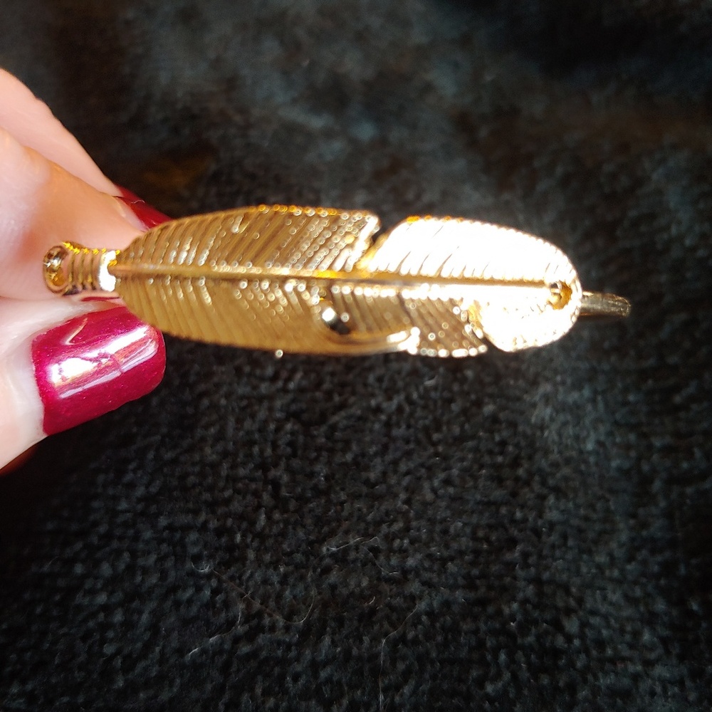NEW Beautiful alloy leaf braclet.